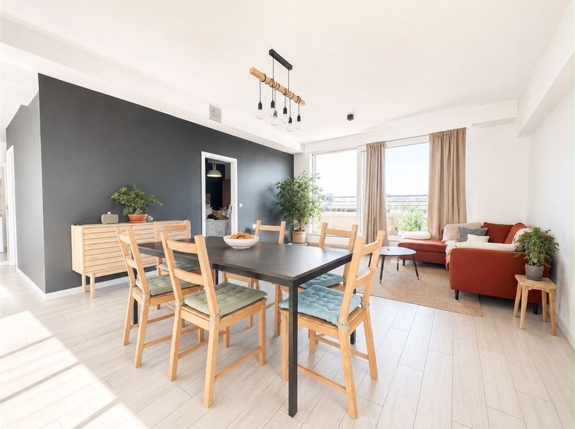 Dit prachtige penthouse met een woonoppervlakte van 80 m², gelegen op de 7e en bovenste verdieping van een recent appartementencomplex met lift, valt