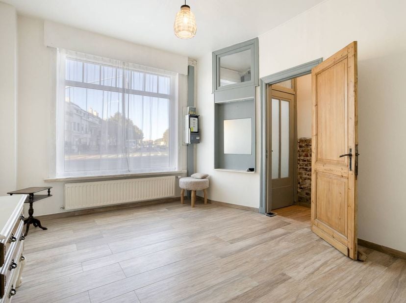 Ontdek deze prachtig gerenoveerde en lichtrijke woning, een unieke kans voor wie op zoek is naar hedendaags comfort in het bruisende Blankenberge. Dit