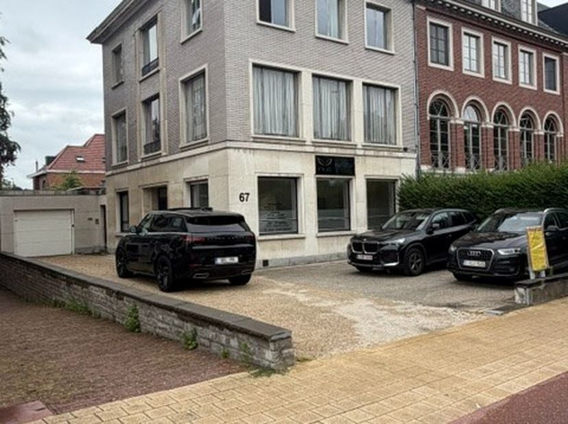 In het centrum van Sint-Niklaas hebben we op deze topligging dit gebouw op circa 445 m² te koop. Mogelijkheid om een project te realiseren.<br />
Mome