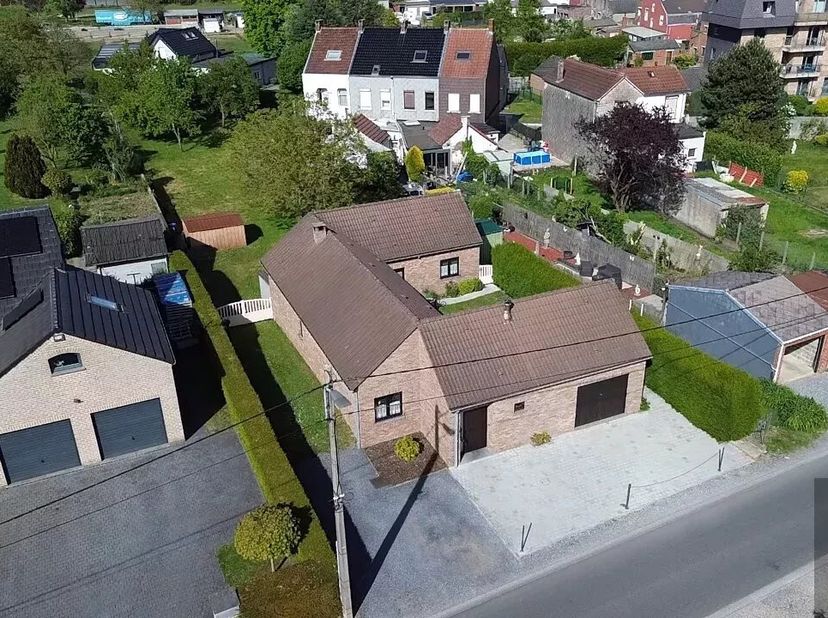 *** VILLA VENDUE ! ***<br />
Située dans un quartier calme et agréable dAnderlues, cette maison 4 façades de plain-pied vous séduira par ses volumes,
