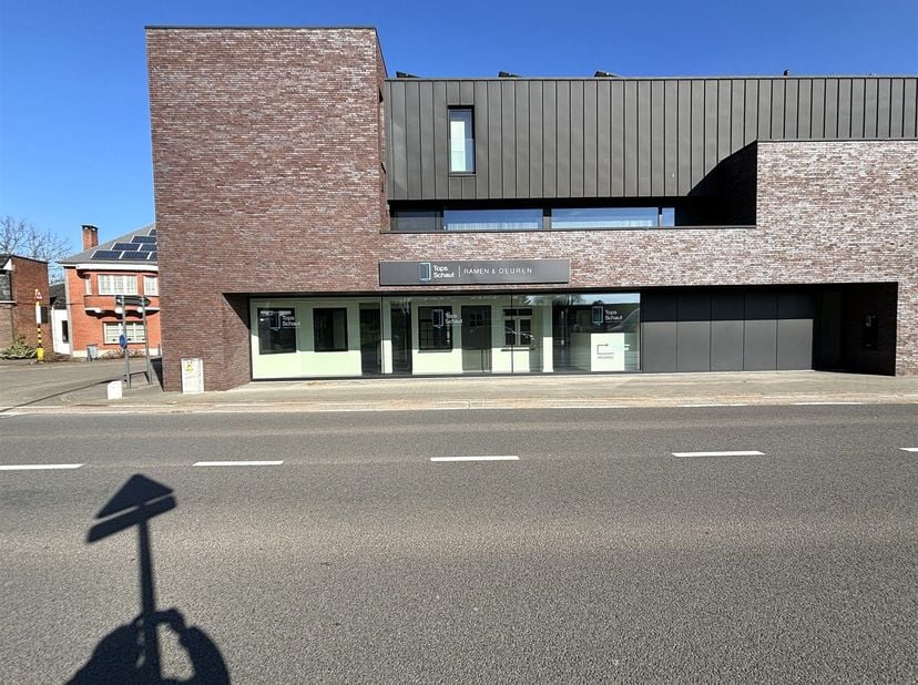 Zeer energie zuinig handelspand met garage<br />
<br />
Ligging:<br />
Het pand is gelegen nabij het centrum van Laakdal, met vlotte verbinding naa