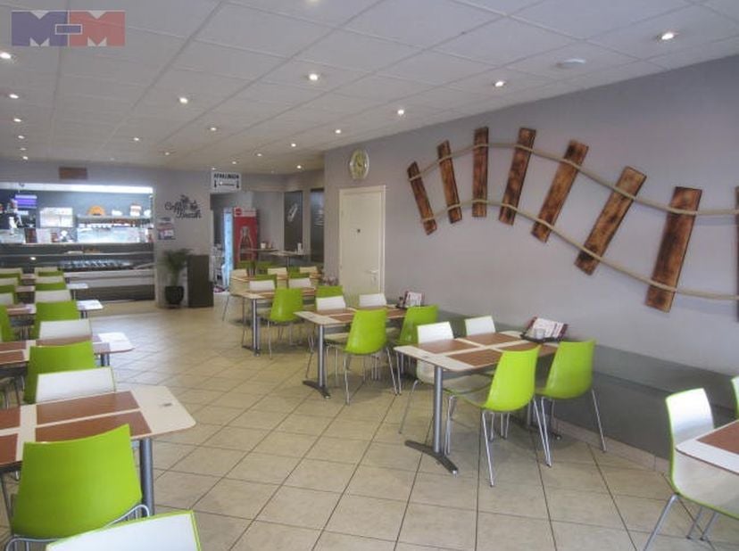 Over te nemen : goed draaiende broodjeszaak in Zwijndrecht bij Antwerpen . <br />
Deze zaak is gelegen in een drukke winkelstraat met veel passage mid