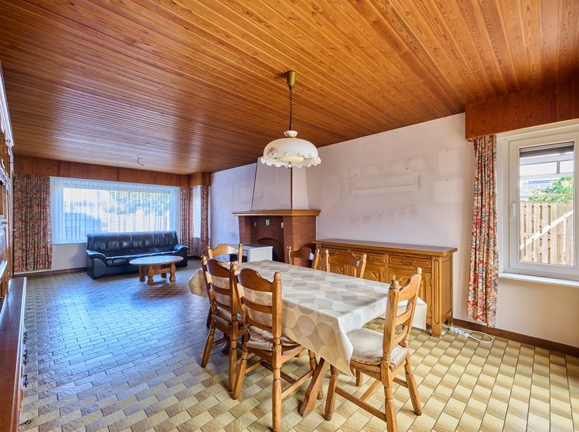 In een rustige woonstraat in Mol-Achterbos vindt u deze vergunde woning uit 1961 op een perceel van 337 m². Een woning waar al een aantal belangrijke