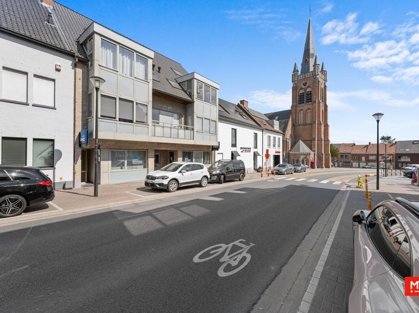 In de dorpskern van Beselare, op wandelafstand van winkels, scholen en alle dagelijkse voorzieningen, vinden we dit op te frissen duplexappartement. H