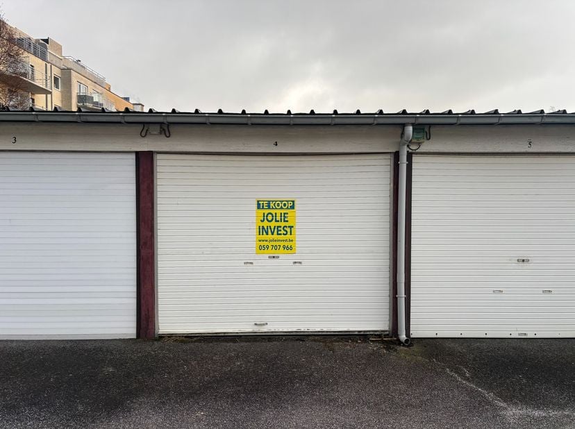 Ce garage fermé est situé dans une Résidence fermée de Zeedijk à Ostende-Mariakerke.L'accès au complexe fermé se fait par un portail automatique. Le g
