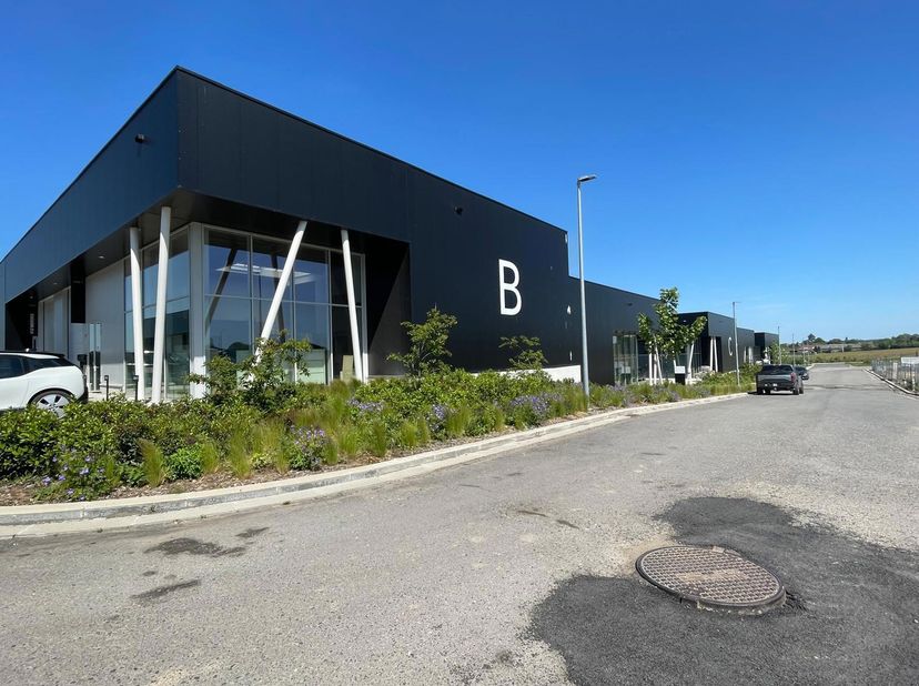 Informatie en bezichtigingen: Kristof - +32 471 77 09 08 - Kristof@bytheway.be | Dit semi-industriële pand ligt in Lillois aan de N27, op het kruispun