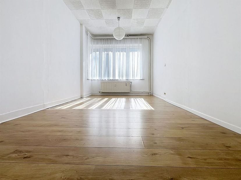 Avenue de Broqueville (Prox. Gribaumont, Tomberg, Georges Henri): Aantrekkelijk appartement, +/- 45m², licht, ongemeubileerd, 1 slaapkamer. Onmiddelli