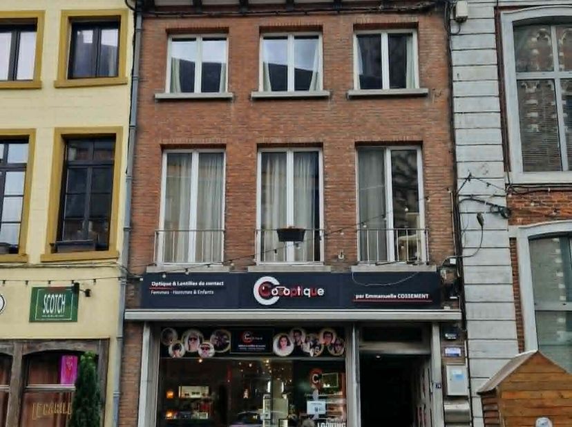 Sur la place d'Enghien, splendide appartement rénové avec beaucoup de goût de 90m² sans ascenseur comprenant séjour, cuisine équipée, salle de bain, 1