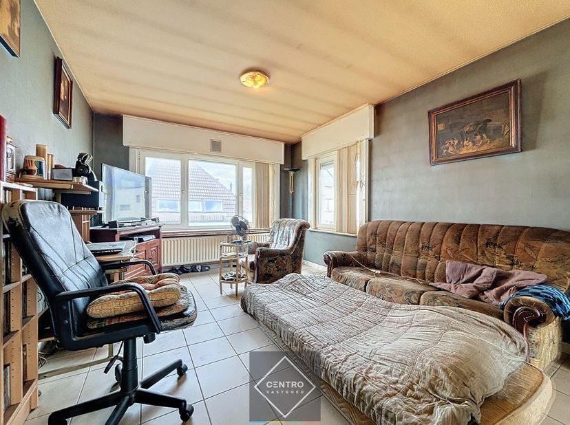 INTERESSANT woning met 4 garages, autostaanplaats en terras te Assebroek!<br />
<br />
INDELING:<br />
Gelijkvloers:&amp;nbsp;<br />
Inkomhal - 4 garagebo