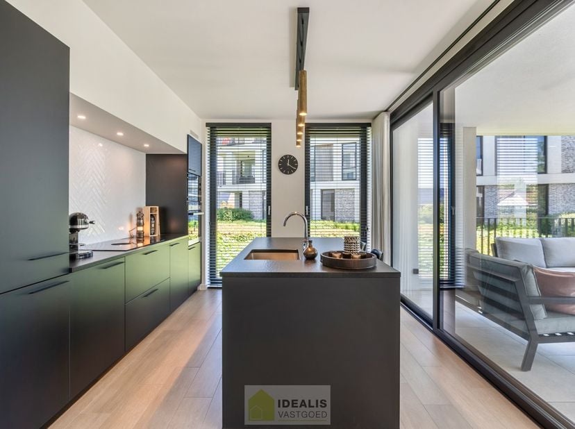 IDEALIS VASTGOED – RECENT EN PERFECT ONDERHOUDEN GELIJKVLOERSAPPARTEMENT AAN DE RAND VAN HET CENTRUM IN PRACHTIG GROENE OMGEVING, VOORZIEN VAN KNAPPE