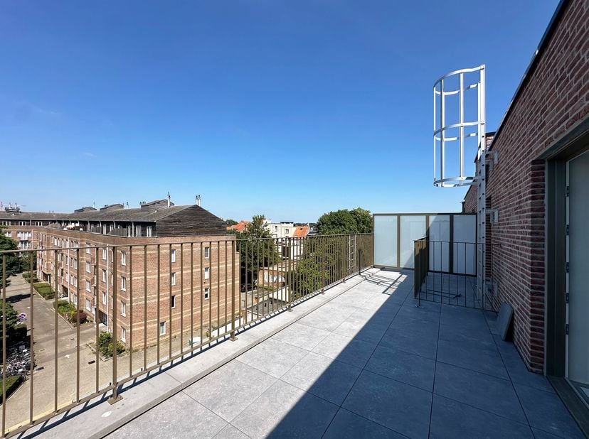 Rechtover het Rivierenhof vind je dit prachtige nieuwbouwdakappartement waar comfort, energiezuinig wonen en natuur hand in hand gaan.&amp;nbsp; Op een ze