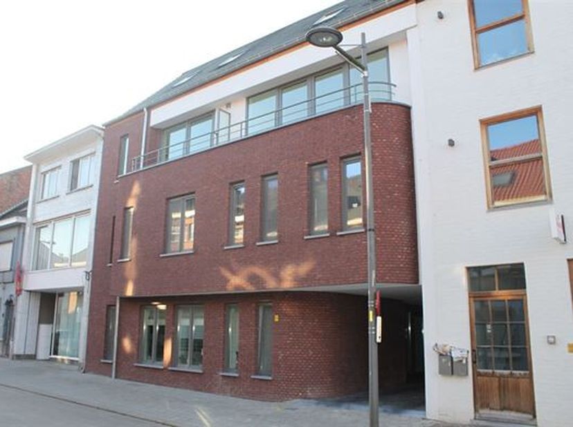 LUMINEUS EN RUIM DUPLEX-APPARTEMENT 101M² MET 2 SLAAPKAMERS, RUIM TERRAS 21M² EN CARPORT.<br />
 2de en 3de verdieping met lift - ligging in centrum B