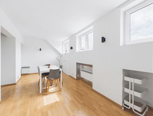                                         Appartement te huur in Elsene, € 995
