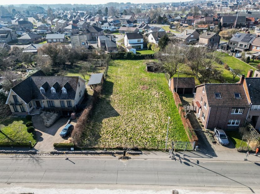 GROTE BOUWGROND VAN MEER DAN 17 ARE VOOR OPEN BEBOUWING<br />
Een unieke kans om uw droomwoning te realiseren op een royaal perceel van meer dan 17 ar