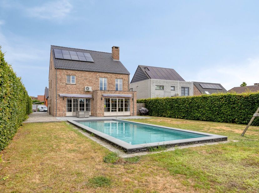 Deze charmante open bebouwing met 5 tot 7 slaapkamers is gelegen op een perceel van 819 m² in Balen-Wezel. <br />
<br />
De woning geniet van een vlot