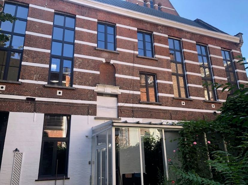 Bien professionnel à louer
                    à 2000 Antwerpen