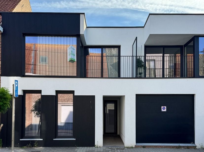 Dit mooi instapklaar appartement is gelegen op het 1ste verdiep van een kleine residentie te Leke, bestaande uit 3 appartementen. <br />
<br />
Het ap