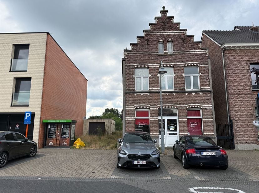 Deze grond met (deels) te slopen woning is gunstig gelegen in het centrum van Ranst. Er werd reeds een eerste ontwerp gemaakt dat werd besproken met d