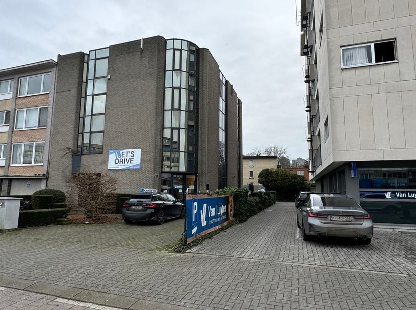 Kantoor 3de verdiep op Bisschoppenhoflaan + parking<br />
<br />
Dit kantoor kent een centrale ligging in Deurne nabij openbaar vervoer en de E19.<br