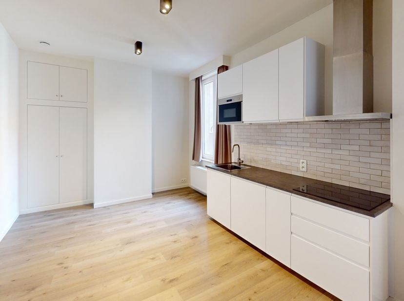Studio - appartement top gelegen in de bruisende Kloosterstraat op het Zuid. <br />
Indeling: Lichte leefruimte met recent open en goed uitgeruste keu
