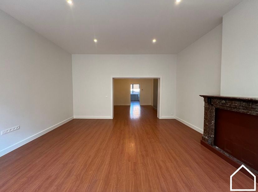 Dit ruime en instapklare appartement combineert comfort, licht en ruimte met een praktische indeling over verschillende verdiepingen. Dankzij de drie