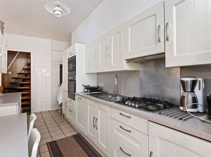 Stadswoning met 4 slaapkamers nabij Molsbroek, Lokeren<br />
Ligging<br />
Deze stadswoning is gelegen in de Oude Bruglaan, in een goed bereikbare en