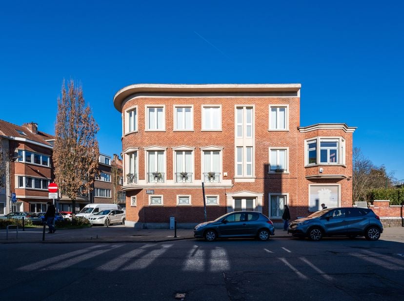 ETTERBEEK, in de onmiddellijke nabijheid van Montgomery, charmante WONING (3 slpk/1 badk/kantoor) van ± 242,5m² bebouwd, daterend van 1953, gelegen op