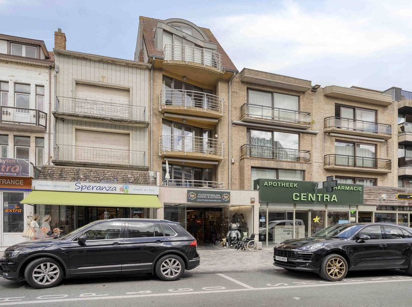 Op een uitstekende en centrale commerciële ligging in Koksijde bevindt zich dit instapklare handelspand van circa 152 m². Dankzij de mooie dubbele vit
