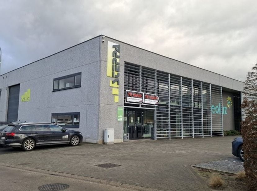 KMO-unit Kapellen: Bedrijfsruimte met kantoor, showroom en magazijn. Directe aansluiting op A12.<br />
<br />
--------<br />
niet opsplitsbaar<br />
<