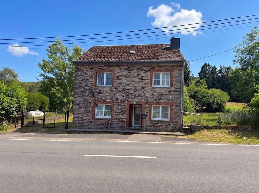 Située entre Vielsalm et La Baraque Fraiture, MCA Immobilier vous propose cette maison 4 façades érigée sur un magnifique terrain de plus de 38 ares.