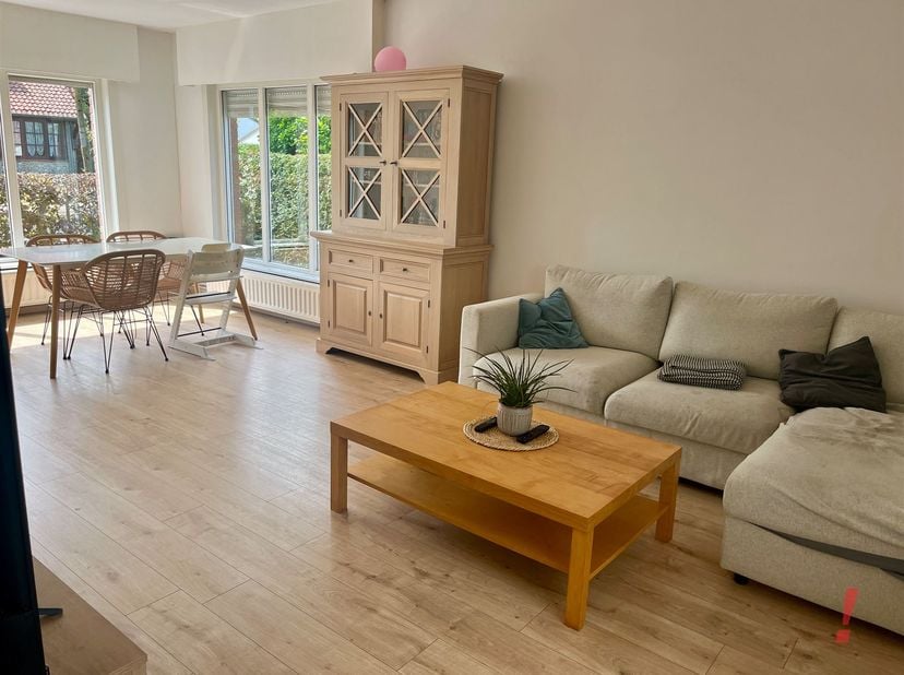 Gerenoveerde halfopen woning gelegen op een rustige locatie in de dorpskern van Varsenare. <br />
Deze woning omvat een inkomhal, woon- en eetkamer m