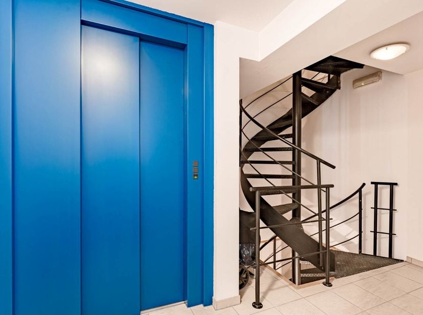 Dit comfortabel appartement is gelegen op de 2de verdieping van een kleinschalige residentie op een steenworp van historische markt en pal in het cent