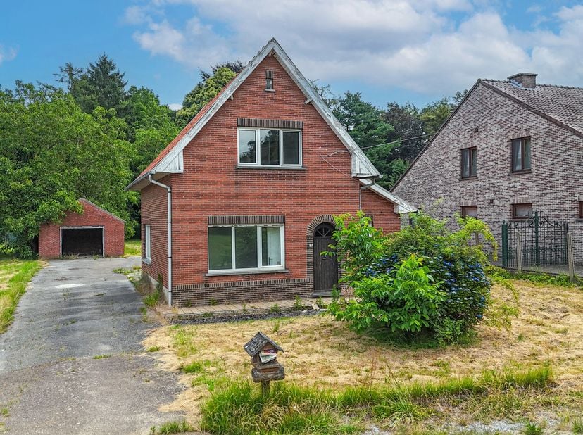 Bent u op zoek naar een woning die u volledig naar eigen smaak kan renoveren? Dan is deze woning aan de Schomstraat 18 in Heusden-Zolder zeker een bez
