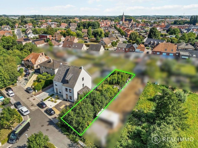 In een rustige, doodlopende straat in het pittoreske Hulste vindt u dit prachtig gelegen perceel van 451 m². Dankzij de zuidgerichte oriëntatie geniet