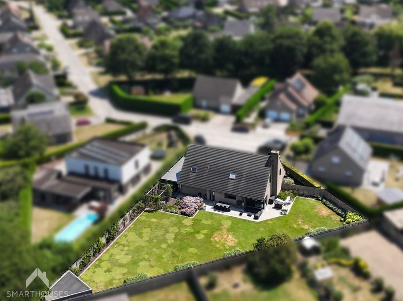 Knappe, villa (renovatiejaar 2025) in een doodlopende straat! De woning staat in de breedte op het perceel, is zeer lichtrijk en er werd met kwalitati