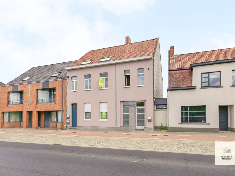 Op centrale ligging, Hille Zwevezele, is deze opbrengsteigendom gelegen. Het gebouw bestaat uit drie aparte verhuurde appartementen en biedt een aantr