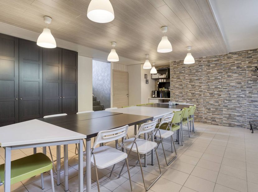 Vous recherchez la base idéale pour votre bureau, votre profession ou votre magasin ? Ce bâtiment commercial est stratégiquement situé le long de la r