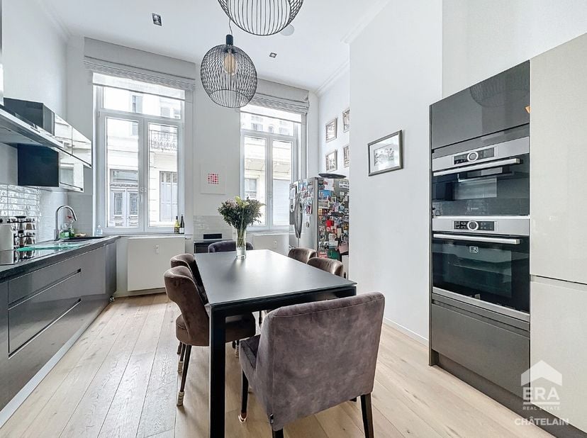 ERA Chatelain vous propose ce superbe duplex de 100 m² entièrement rénové, idéalement situé dans l'un des quartiers les plus recherchés de Bruxelles.