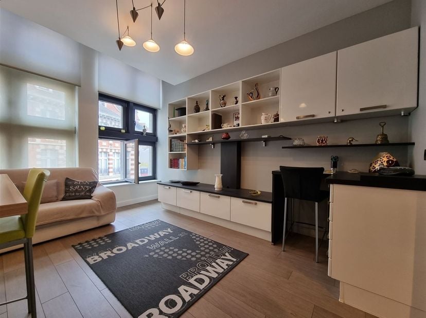 Zeer mooi appartement met één slaapkamer van +/- 51 m², ideaal gelegen in het centrum van Doornik. <br />
<br />
Indeling:<br />
Entreehal, apart toi