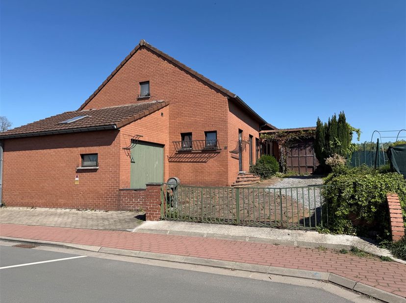 Génération Immo biedt deze eengezinswoning aan voor volledige renovatie, ideaal gelegen in de buurt van winkels en scholen. Het biedt een ruime accomm
