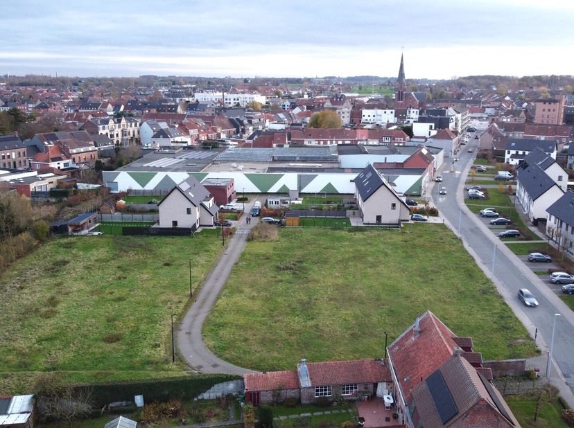 Gelegen aan de Lauwse leieboorden .<br />
Op de mooiste locatie van Lauwe vinden we deze verkaveling terug. Gelegen in de Leiestraat/Linnenstraat pal