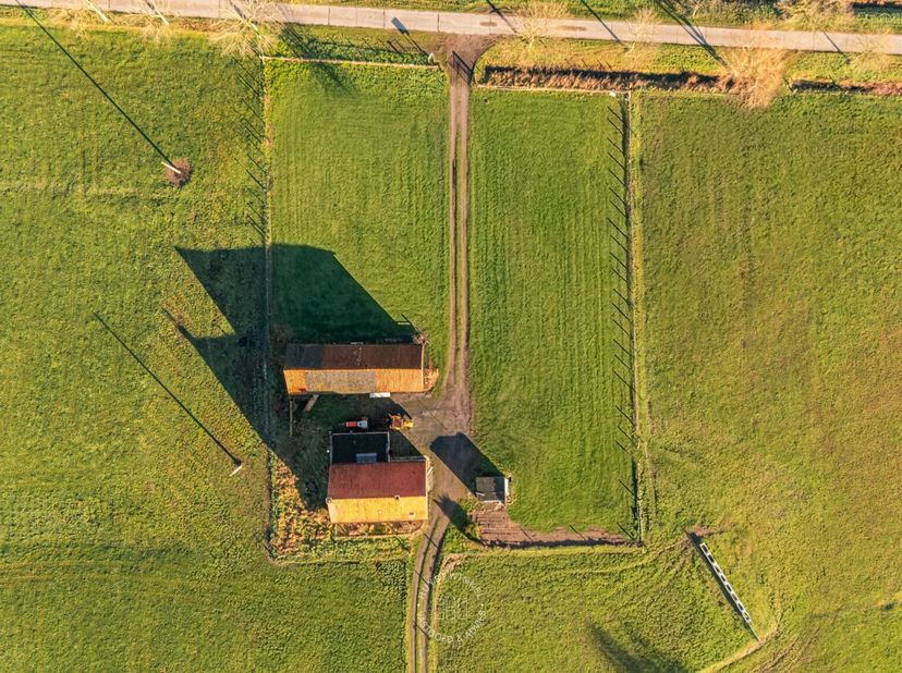 Op een prachtig landelijk gelegen perceel van bijna 4.000 m² bevindt zich deze voormalige hoeve met bijgebouwen. Men kan kiezen voor totaal renovatie
