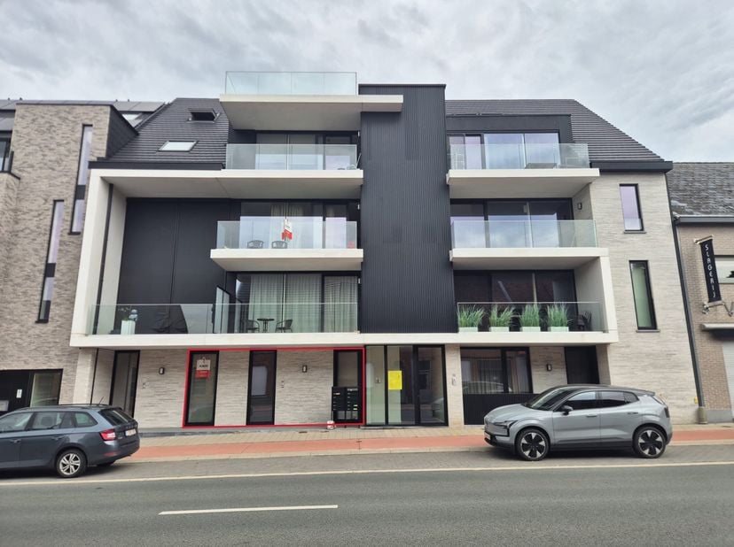 Cet appartement magnifique à Oordegem est un véritable rêve pour ceux qui recherchent un logement confortable et luxueux. L'appartement au rez-de-chau