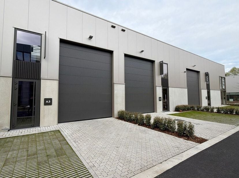 Nouveau entrepôt de 288m² avec 2 places de parking dans le parc d'affaires Cesar<br />
Emplacement : dans le triangle d'or Anvers-Bruxelles-Gand, à pr