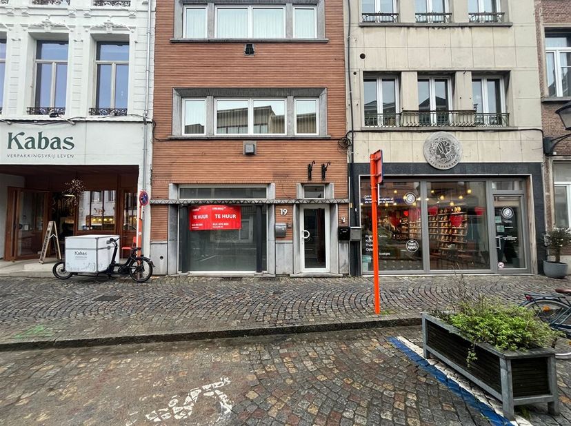 Rez-de-chaussée commercial dans un emplacement central à Malines<br />
Ce rez-de-chaussée commercial de 74,40 m², situé au 19 Keizerstraat à Malines,