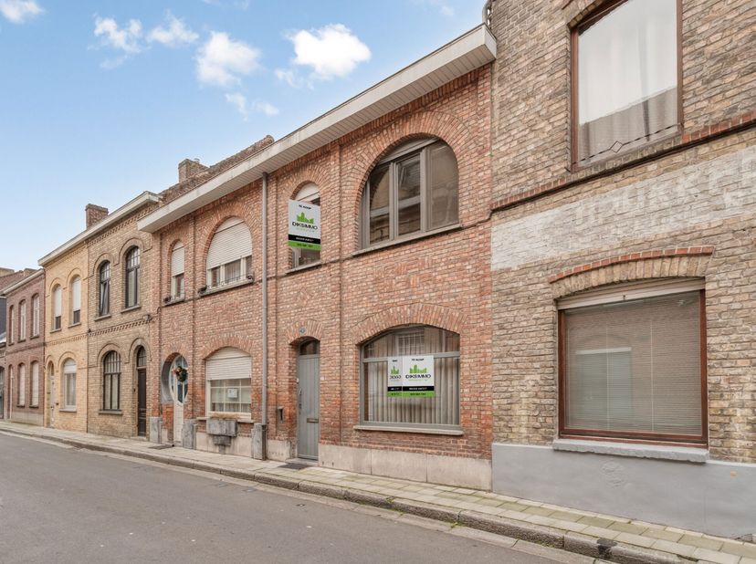Deze verder op te knappen maar instapklare stadswoning met drie slaapkamers en een zuid-gerichte stadstuin is ideaal gelegen op wandelafstand van het