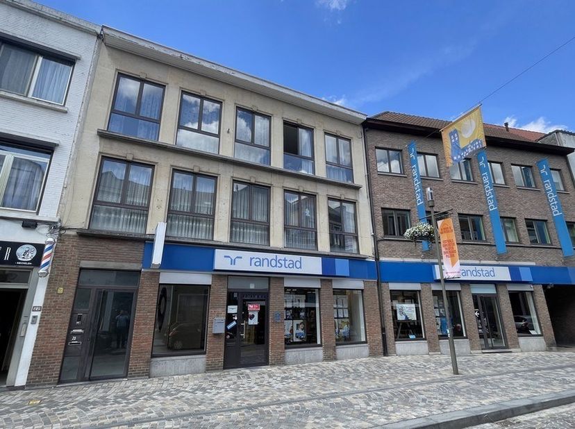 750m² de bureaux commerciaux au rez-de-chaussée<br />
Emplacement : dans une rue commerçante animée, à proximité de la rocade de la ville de Malines R