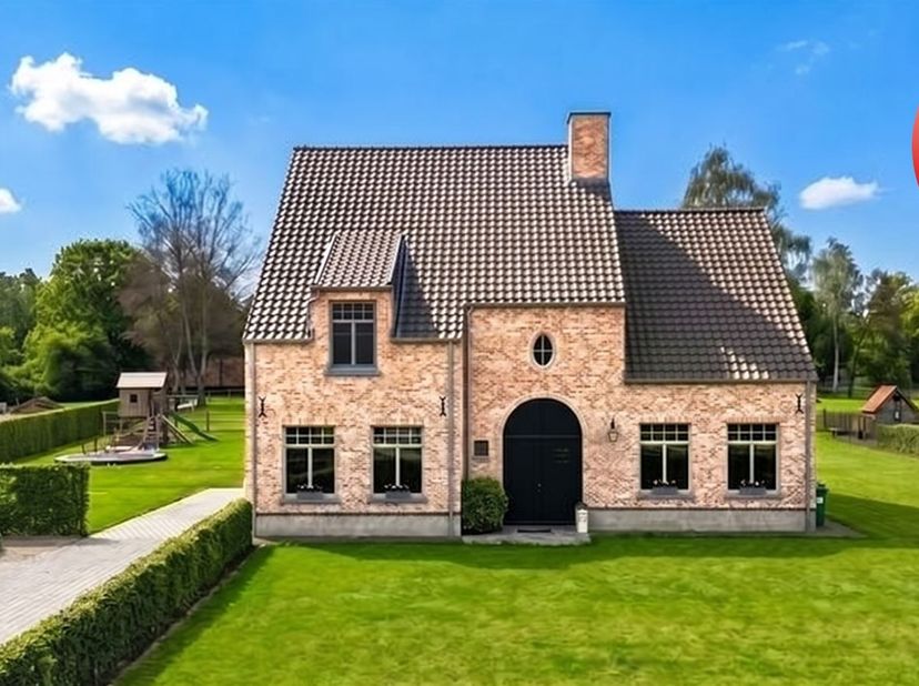 Villa énergétiquement performante avec 4 chambres, très grand grenier sur un terrain de plus d'un hectare.<br />
<br />
Villa pastorale récente (202