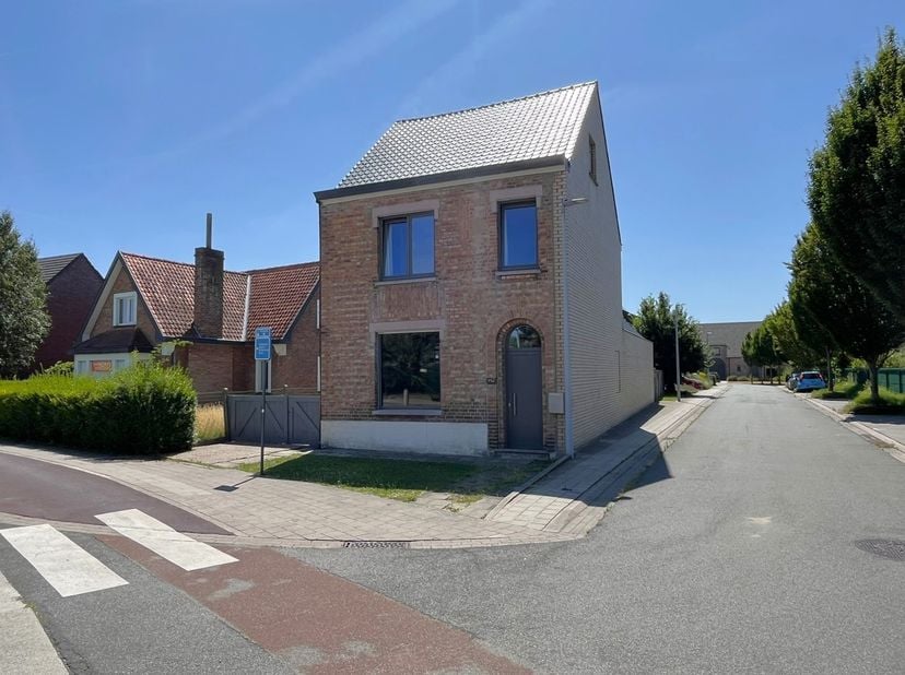 Bent u op zoek naar een ruime woning die u naar uw eigen smaak kunt afwerken? Dan biedt deze woning heel wat mogelijkheden. De grote living en de keuk