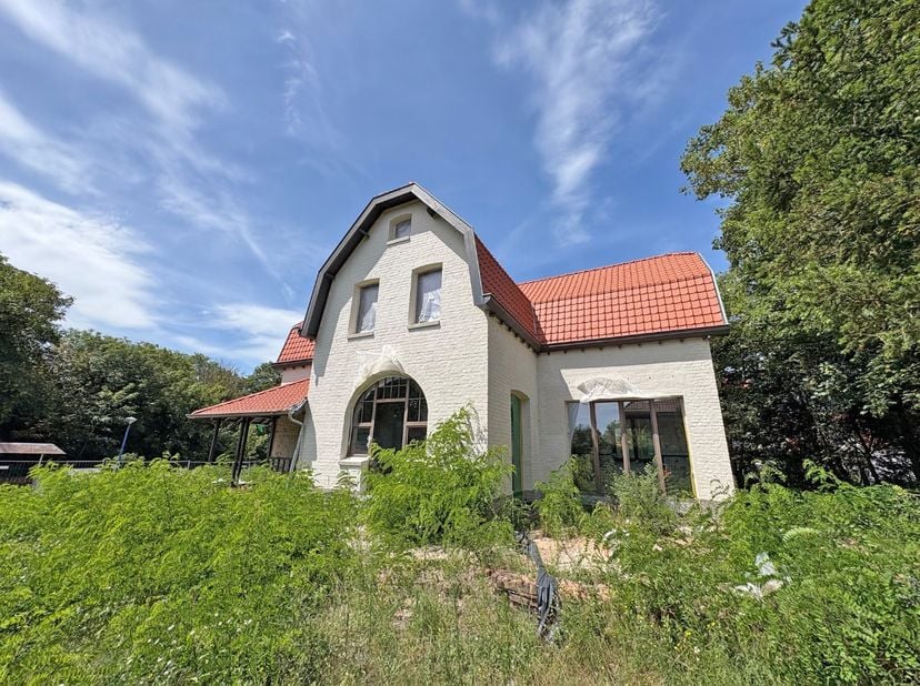 Uitstekend gelegen (casco) villa, op enkele minuten wandelen van het strand (300m v/d KYC)&amp;nbsp; en op 280m van het centrum van Sint-Idesbald.&amp;nbsp; D